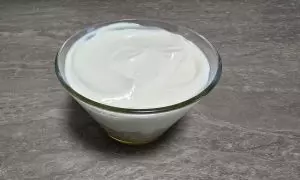 crema di yogurt greco e sciroppo d'acero nel bicchiere sopra all'avena
