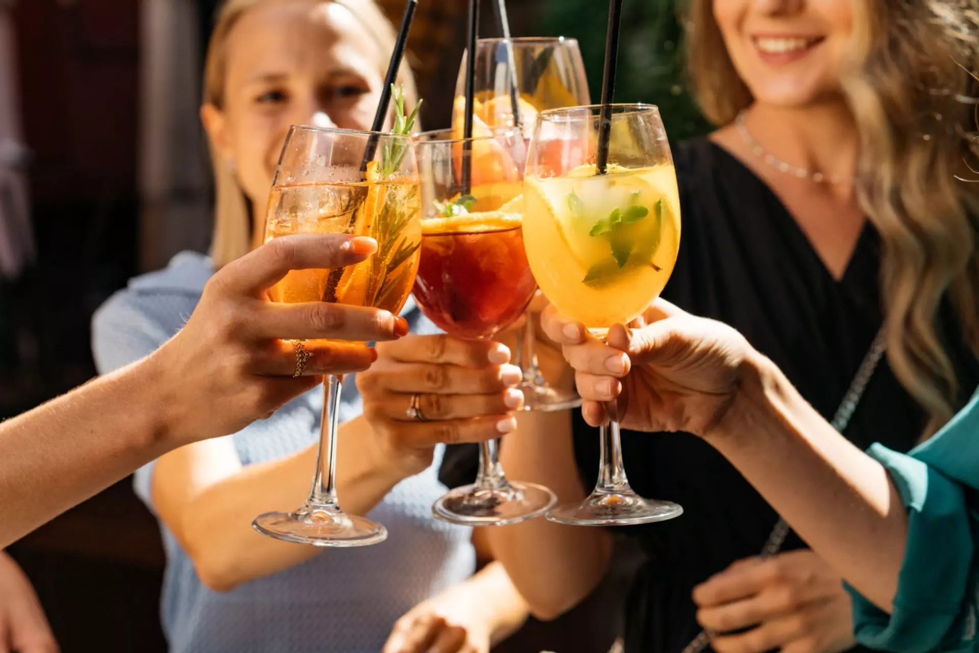 brindisi durante un aperitivo