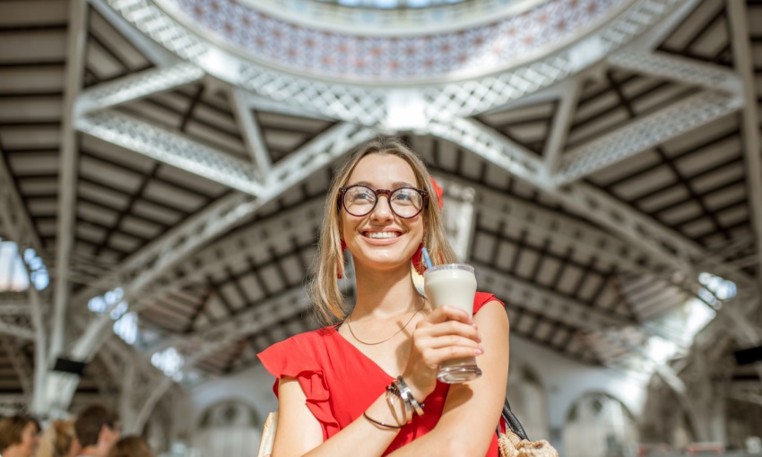 donna che beve horchata