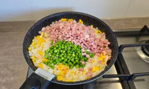 piselli e prosciutto cotto aggiunti a uova e riso