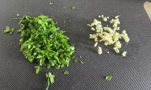 aglio e prezzemolo tritato