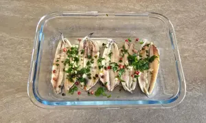 alici con aglio e prezzemolo