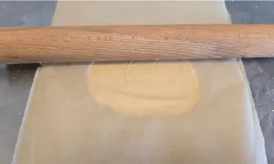 impasto tra due fogli di carta forno