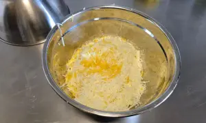 succo e scorza di limone aggiunto al formaggio grattugiato