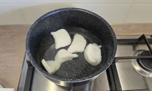 rettangoli di sfoglia in olio bollente