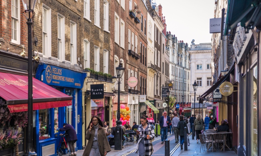 centro di londra pieno di bar e ristorantini