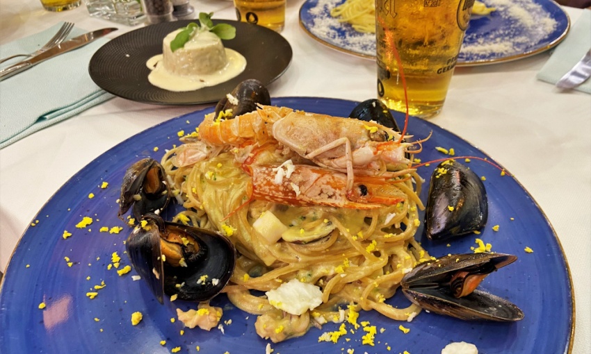 linguine con cozze accompagnate da boccale di birra