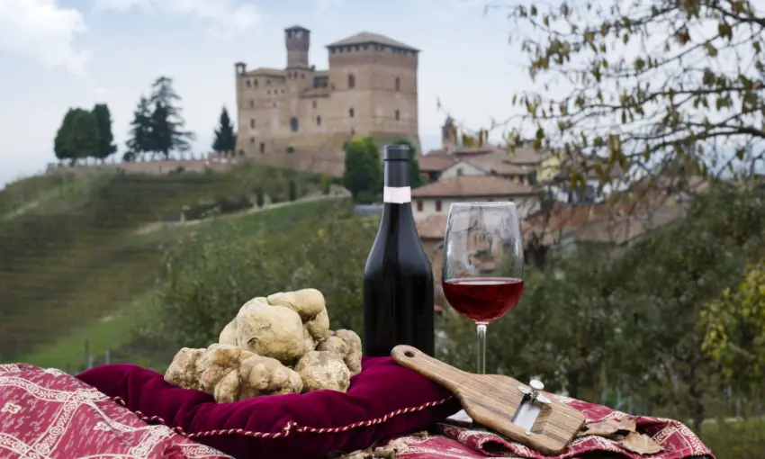 tartufi e vino con Castello di Grinzane Cavour sullo sfondo