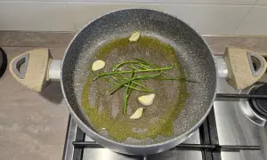 aglio e gambi di prezzemolo in padella
