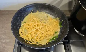 spaghetti in padella con burro e basilico