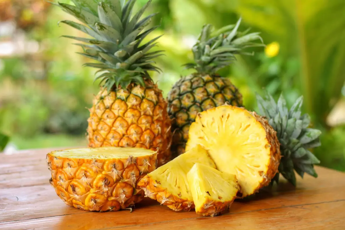ananas tagliato