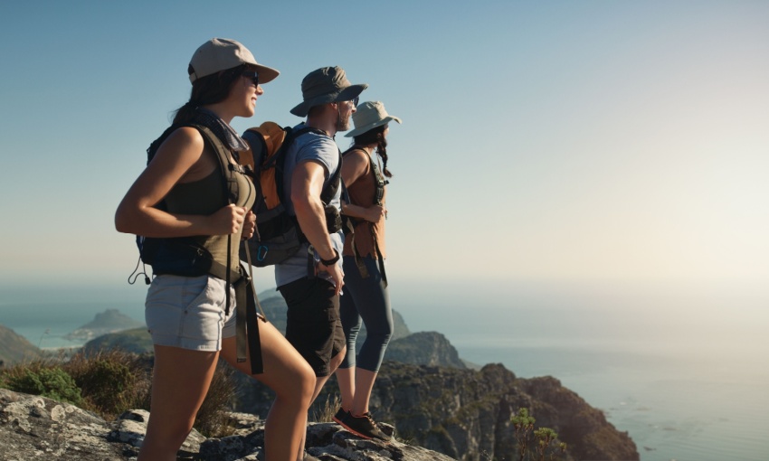 gruppo di ragazzi che fa trekking