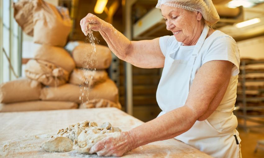 signora che impasta
