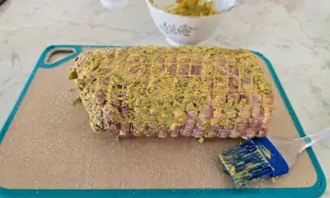 pezzo di carne cosparso con senape ed erbe