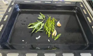 aglio e rosmarino in teglia