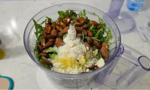 ingredienti nel mixer