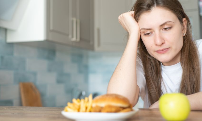 donna che pensa al cibo