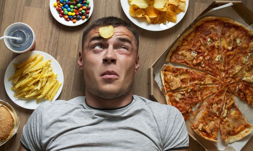 uomo che pensa al cibo