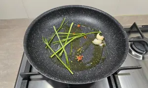 prezzemolo, aglio e peperoncino in padella
