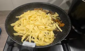 tagliatelle con i funghi in padella
