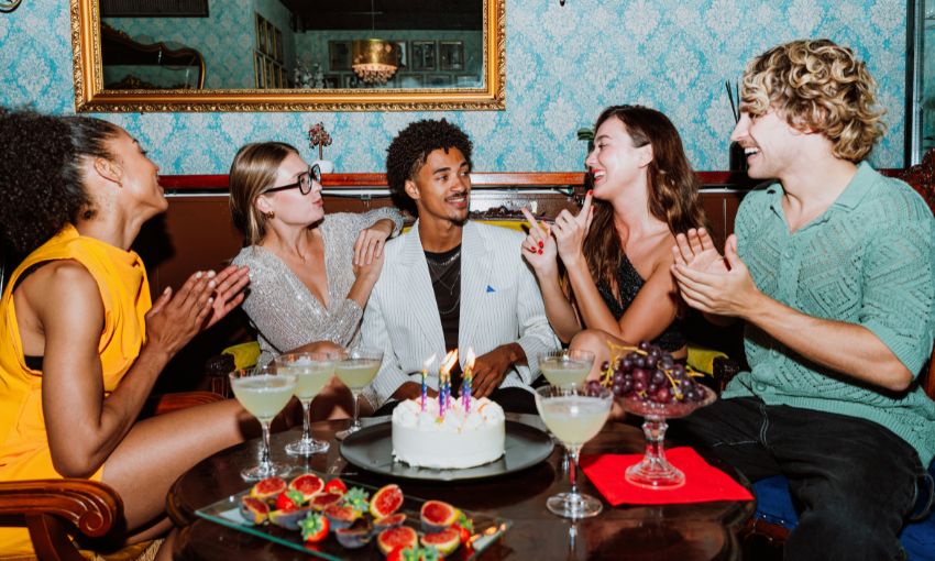 giovani in un locale che festeggiano un compleanno