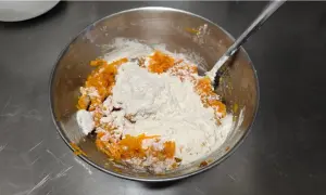 sale e farina aggiunti all'impasto