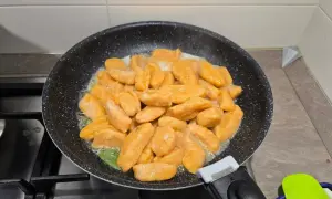gnocchi di zucca aggiunti a burro e salvia
