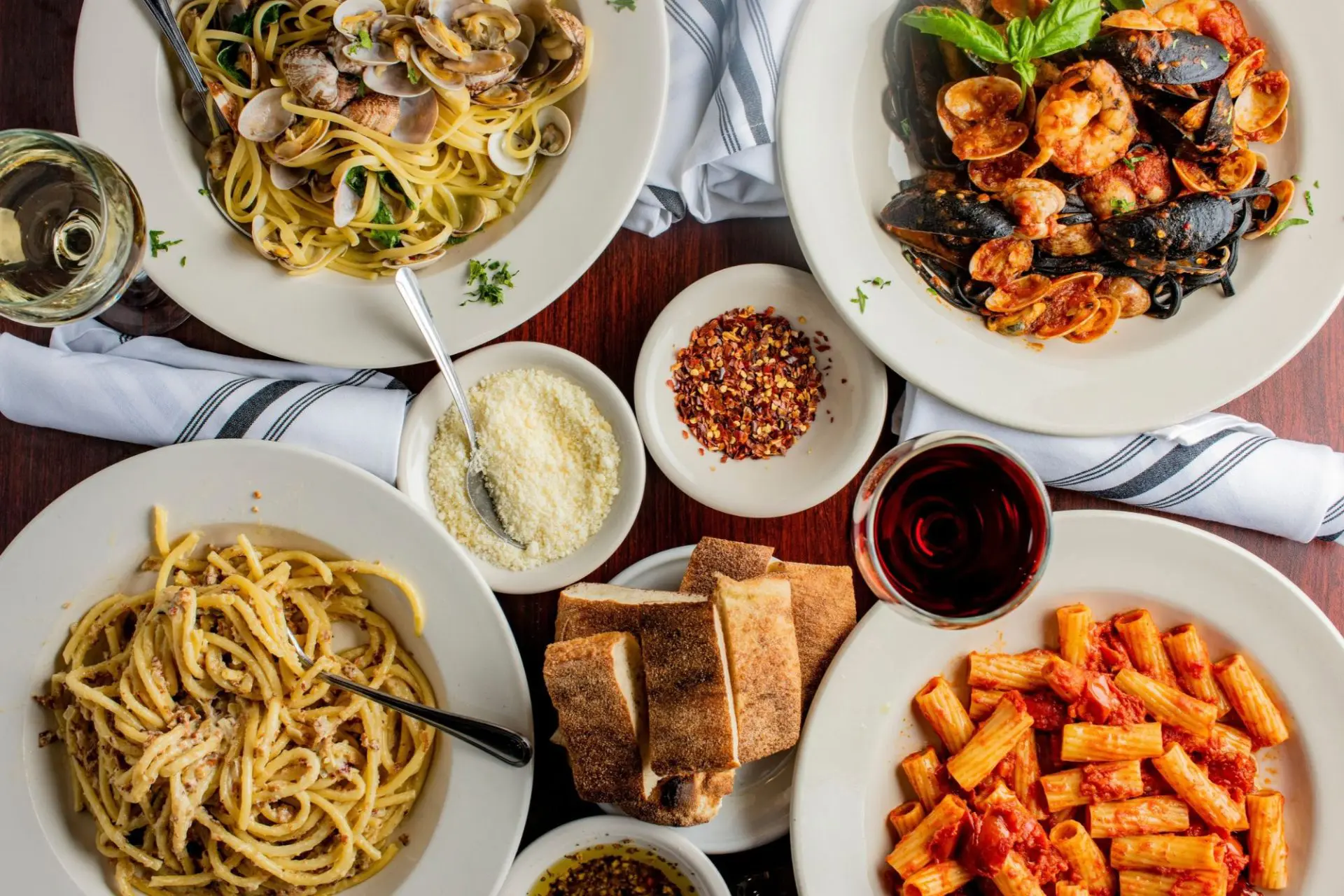 Cenacolo italiano con diversi piatti.